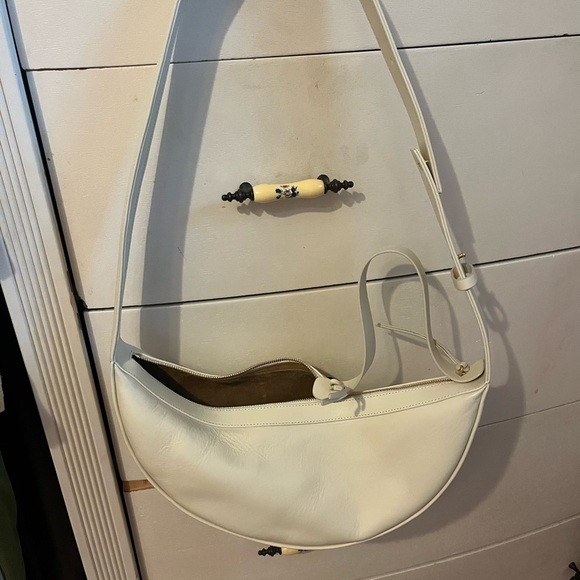 Sleek Cream Leather Shoulder Bag - Picture 1 of 8